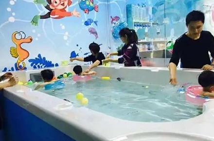 空气能恒温泳池系统让幼儿洗浴更安全