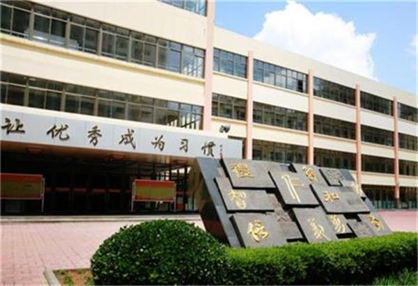 学校打造舒适校园：谁是可靠的空气源采暖品牌？