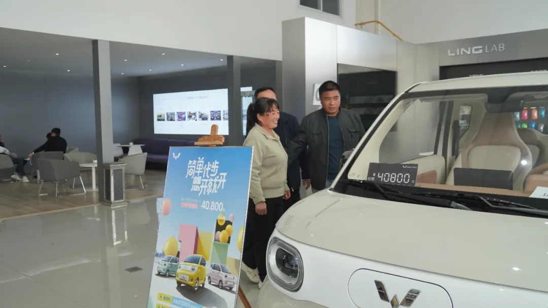 选择华天成空气能,易县夫妇喜中五菱 mini 汽车,开启绿色生活!