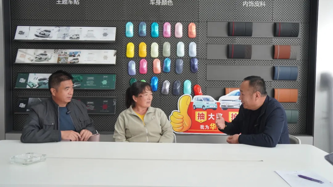 选择华天成空气能，易县夫妇喜中五菱 mini 汽车，开启绿色生活！